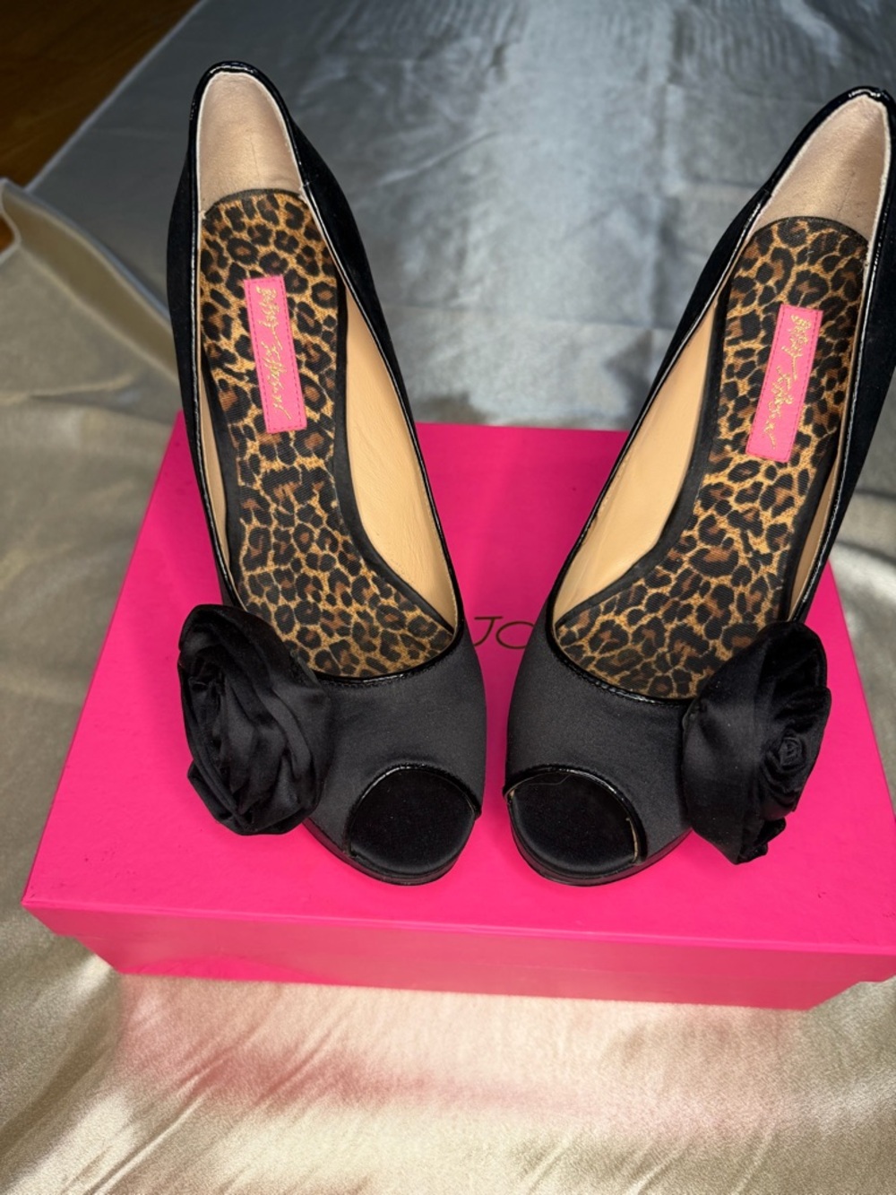 Betsey Johnson Black Satin Peep Toe Rose Platform Pumps Size 7.5 Y2K Vintage